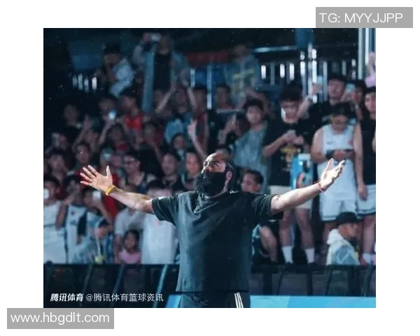 足球明星亲临现场签名互动视频记录球迷热情瞬间 足球明星亲临现场签名互动视频记录球迷热情瞬间